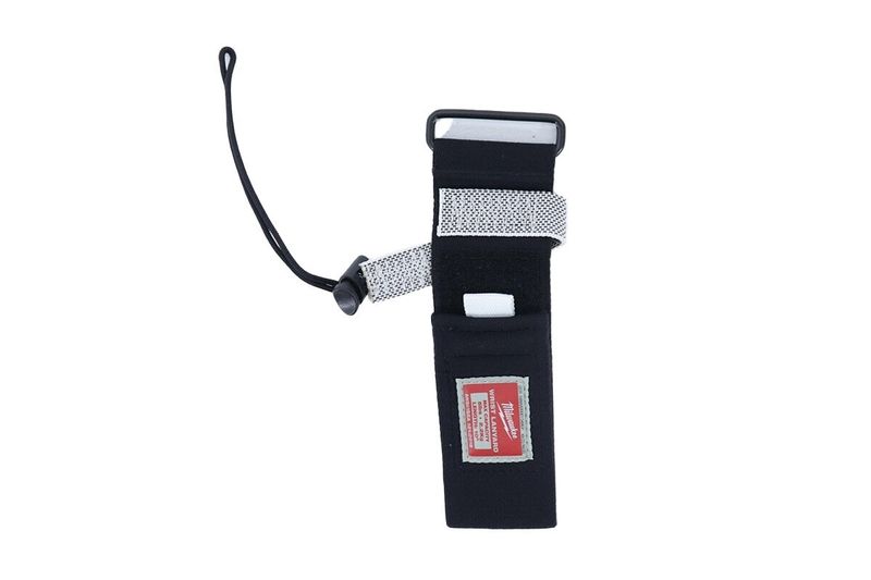 Cordón de muñeca para sujetar herramientas Milwaukee de 5 lbs, detalle del cierre de velcro y etiqueta roja frontal