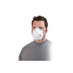 Mascarilla desechable con válvula Milwaukee N95 de 1 pieza, puesta en el rostro de un hombre para mostrar el ajuste