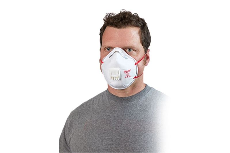 Mascarilla desechable con válvula Milwaukee N95 de 1 pieza, puesta en el rostro de un hombre para mostrar el ajuste