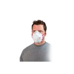 Mascarilla desechable con válvula Milwaukee N95 de 1 pieza, puesta en el rostro de un hombre para mostrar su ajuste