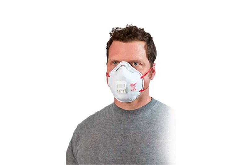 Mascarilla desechable con válvula Milwaukee N95 de 1 pieza, puesta en el rostro de un hombre para mostrar su ajuste