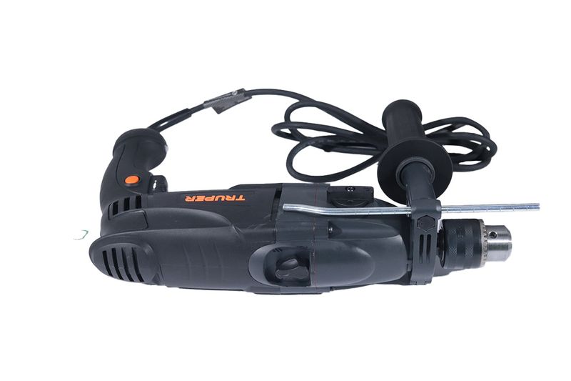 Taladro percutor eléctrico industrial Truper de 1/2 pulgada, 1200 W y 110 V, vista lateral con mango auxiliar y llave