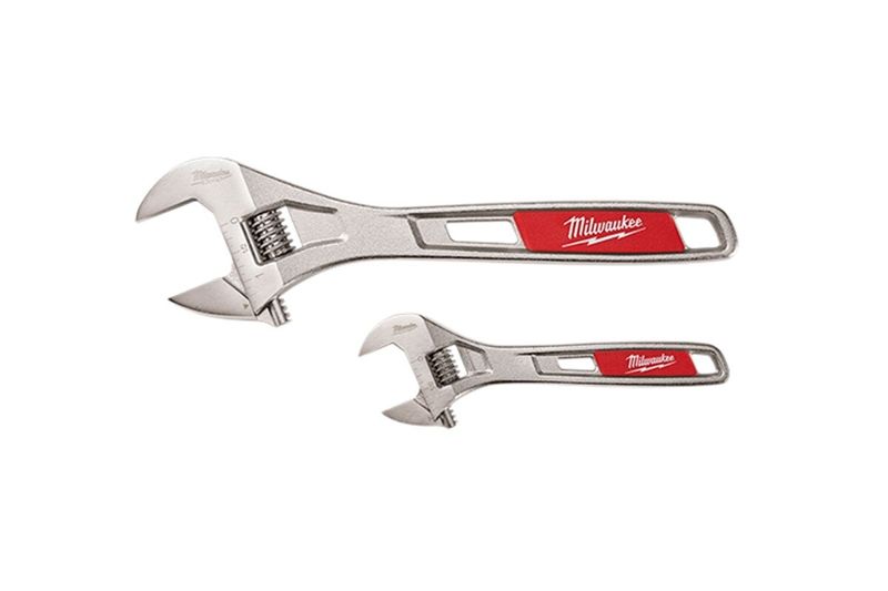 Juego de llaves crescent Milwaukee de 2 piezas, dos llaves ajustables de metal con mangos rojos sobre fondo blanco