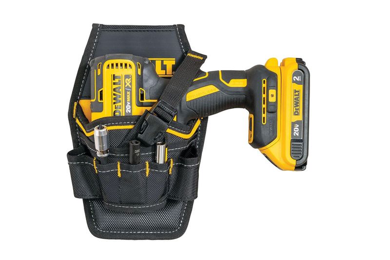 Bolso porta taladro DeWALT de 7 bolsillos, con taladro amarillo y negro insertado y accesorios en los compartimentos