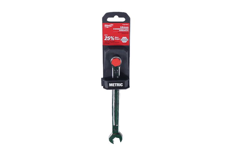 Llave combinada Milwaukee de 12 mm, producto en su empaque plástico con tarjeta roja y blanca