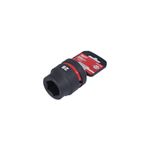Llave copa de impacto mando 1 pulgada 28 mm Heavy Duty Milwaukee, vista en ángulo sobre su empaque de cartón rojo