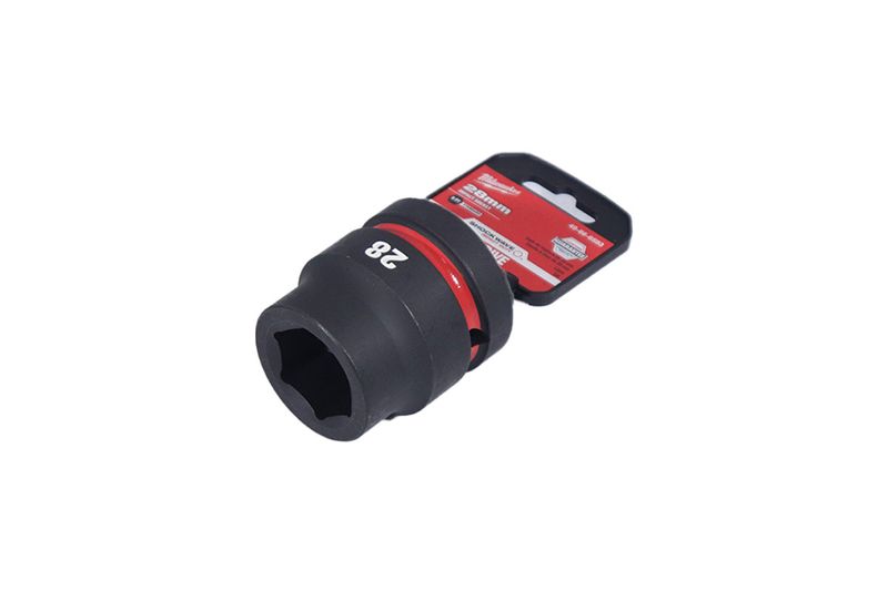 Llave copa de impacto mando 1 pulgada 28 mm Heavy Duty Milwaukee, vista en ángulo sobre su empaque de cartón rojo