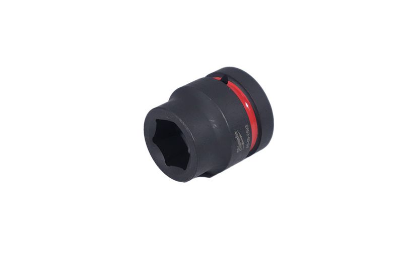 Llave copa de impacto mando 1 pulgada 28 mm Heavy Duty Milwaukee, vista en ángulo con anillo rojo y marca grabada