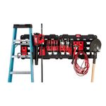 Soporte de pared grande 30.75 x 20 pulgadas Packout 75 lbs Milwaukee, instalado con herramientas y equipo organizados
