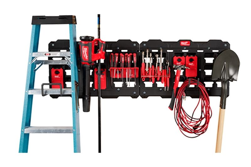 Soporte de pared grande 30.75 x 20 pulgadas Packout 75 lbs Milwaukee, instalado con herramientas y equipo organizados
