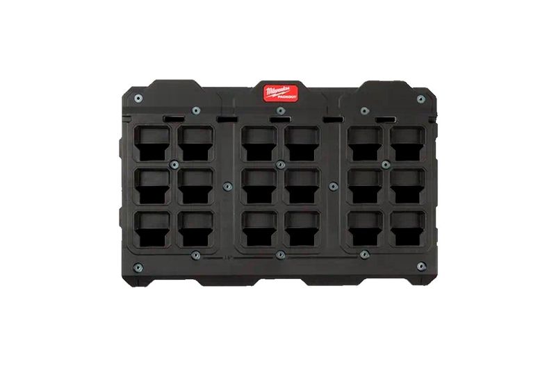 Soporte de pared grande 30.75 x 20 pulgadas Packout 75 lbs Milwaukee, frente del soporte negro con múltiples ranuras