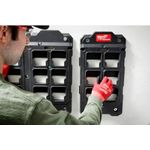 Soporte de pared grande 30.75 x 20 pulgadas Packout 75 lbs Milwaukee, dos soportes negros instalados en pared blanca