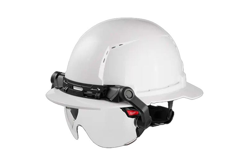Visor transparente para casco Milwaukee, colocado sobre un casco blanco de seguridad visto desde el frente
