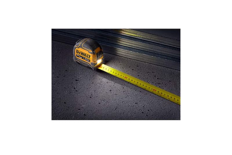 Cinta métrica ToughSeries 8 m / 26 ft con luz LED DeWALT, extendida sobre superficie oscura con la luz LED encendida
