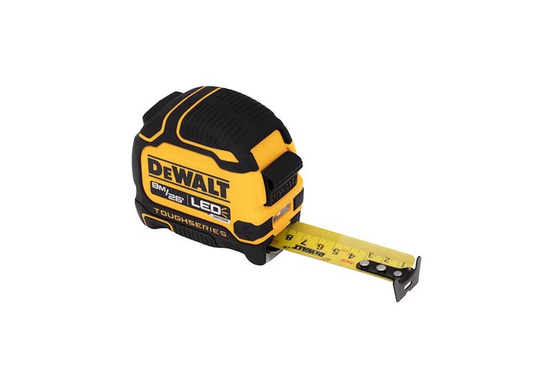 Cinta métrica ToughSeries 8 m / 26 ft con luz LED DeWALT, vista lateral con la cinta amarilla parcialmente extendida