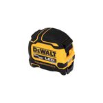 Cinta métrica ToughSeries de 8 m/26 ft con luz LED DeWALT, vista frontal en ángulo que muestra el botón de luz LED