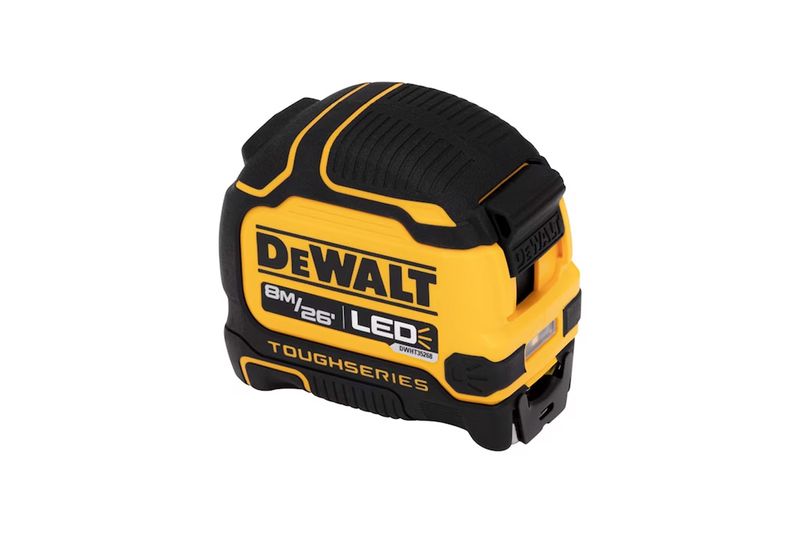 Cinta métrica ToughSeries de 8 m/26 ft con luz LED DeWALT, vista frontal en ángulo que muestra el botón de luz LED