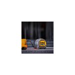 Cinta métrica ToughSeries 8 m/26 ft con luz LED DeWALT, primer plano frontal con la luz LED encendida sobre superficie gris