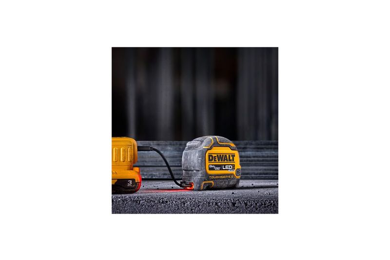 Cinta métrica ToughSeries 8 m/26 ft con luz LED DeWALT, primer plano frontal con la luz LED encendida sobre superficie gris