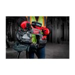 Juego cargador M12 y M18 con batería de 8 amp Milwaukee, instalado en una sierra de metal siendo sostenido por un operario