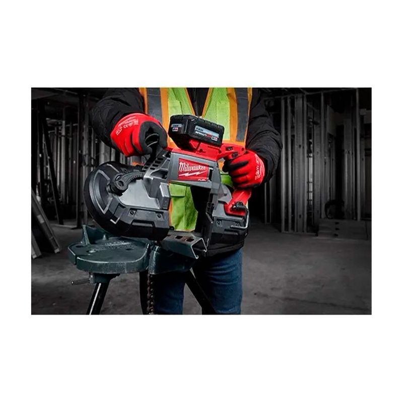 Juego cargador M12 y M18 con batería de 8 amp Milwaukee, instalado en una sierra de metal siendo sostenido por un operario