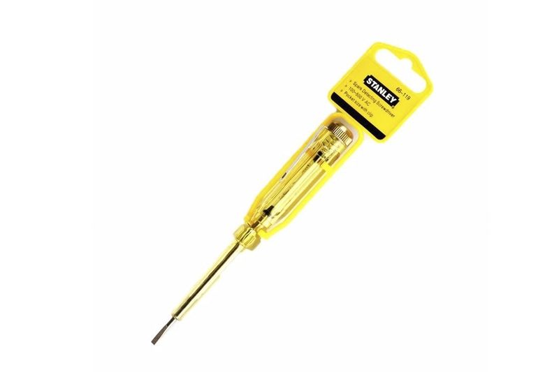 Probador de corriente Stanley, herramienta de color amarillo con punta metálica y empaque de cartón colgante
