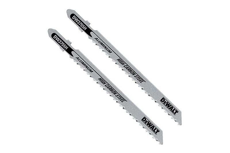 Hoja de sierra para caladora DeWALT de 2 piezas y 4 pulgadas, primer plano de las hojas con texto de material y marca