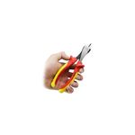 Tenaza Maxsteel Stanley de 8-1/4 pulgadas, corte diagonal y 1000 V, sostenida por una mano mostrando el mango rojo y amarillo