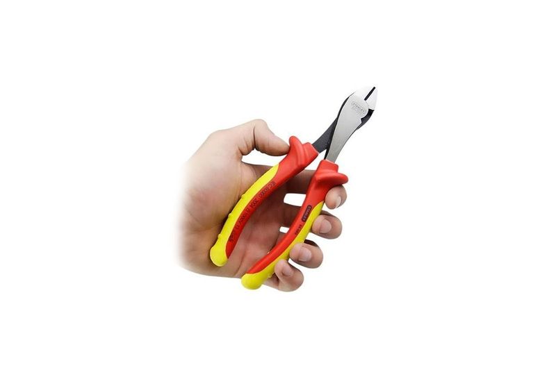 Tenaza Maxsteel Stanley de 8-1/4 pulgadas, corte diagonal y 1000 V, sostenida por una mano mostrando el mango rojo y amarillo