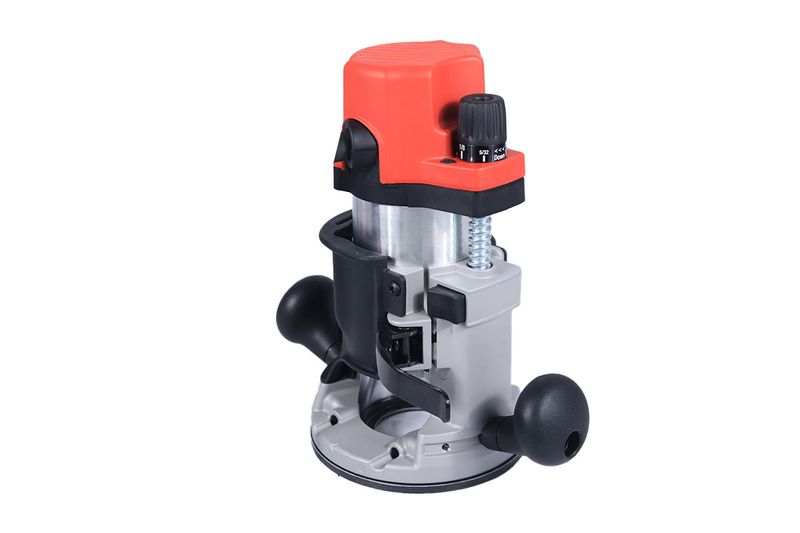 Router eléctrico Milwaukee de 110 V y 2-1/4 HP, vista frontal en ángulo resaltando la perilla de ajuste y base gris