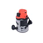 Router eléctrico Milwaukee de 110 V y 2-1/4 HP, vista frontal ligeramente angular resaltando las empuñaduras negras