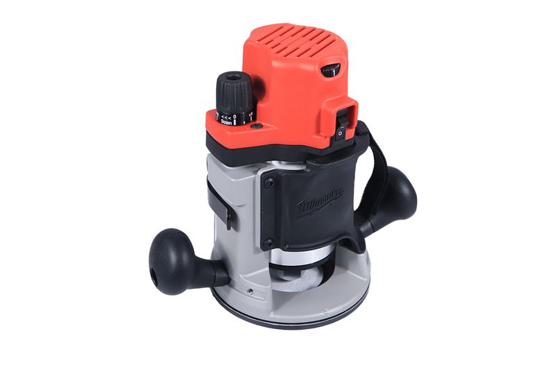 Router eléctrico Milwaukee de 110 V y 2-1/4 HP, vista frontal ligeramente angular resaltando las empuñaduras negras
