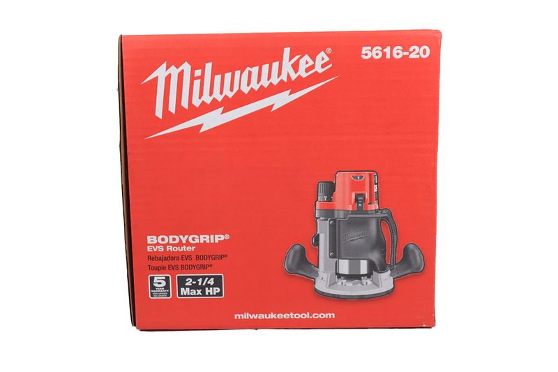 Router eléctrico Milwaukee de 110 V y 2-1/4 HP, en su caja roja con ilustración del equipo y código 5616-20