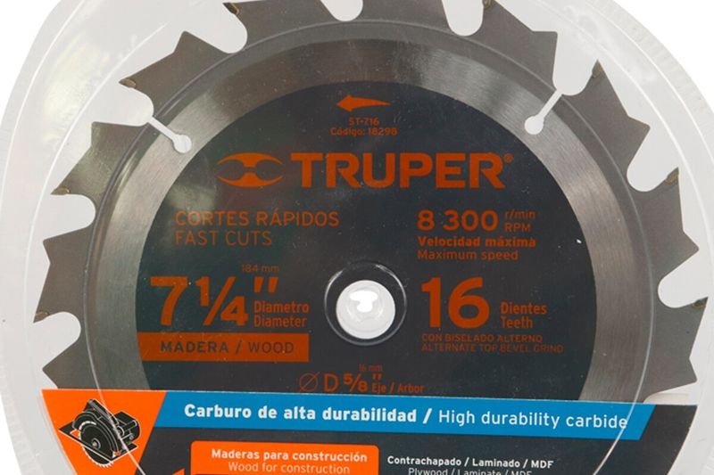 Disco para madera Truper de 7-1/4 pulgadas y 16 dientes, acercamiento a la etiqueta frontal con especificaciones técnicas