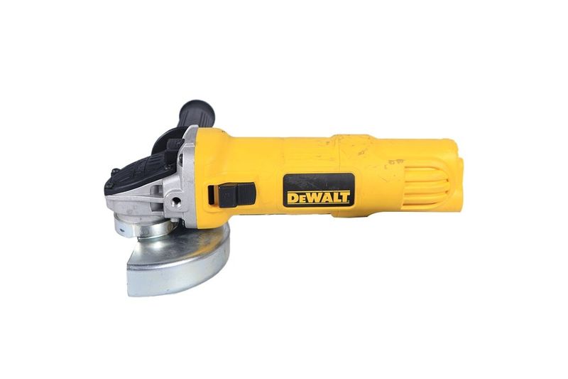Esmeriladora angular eléctrica DeWALT de 4-1/2 pulgadas y 800 W, vista lateral completa del equipo en color amarillo