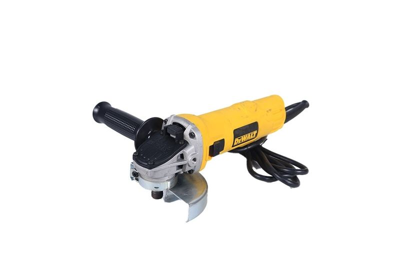 Esmeriladora angular eléctrica DeWALT de 4-1/2 pulgadas y 800 W, vista lateral con mango auxiliar y cable eléctrico