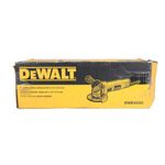 Esmeriladora angular eléctrica DeWALT de 4-1/2 pulgadas y 800 W, en su caja amarilla con ilustración del equipo