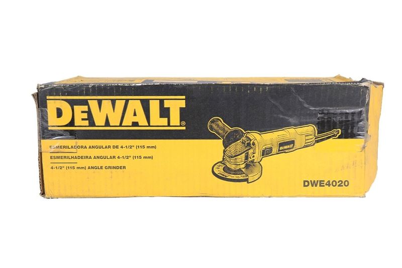 Esmeriladora angular eléctrica DeWALT de 4-1/2 pulgadas y 800 W, en su caja amarilla con ilustración del equipo
