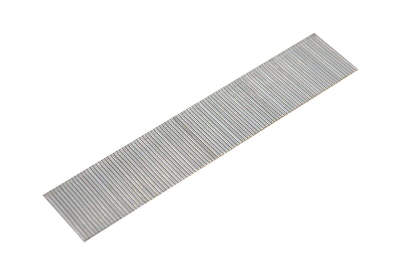Clavos para clavadora Truper de 1 pulgada, tira de clavos metálicos dispuestos en paralelo sobre fondo blanco