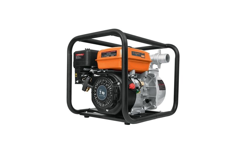 Motobomba a gasolina para riego agrícola Truper de 7 HP y 2 pulgadas, vista frontal con marco protector negro y tanque