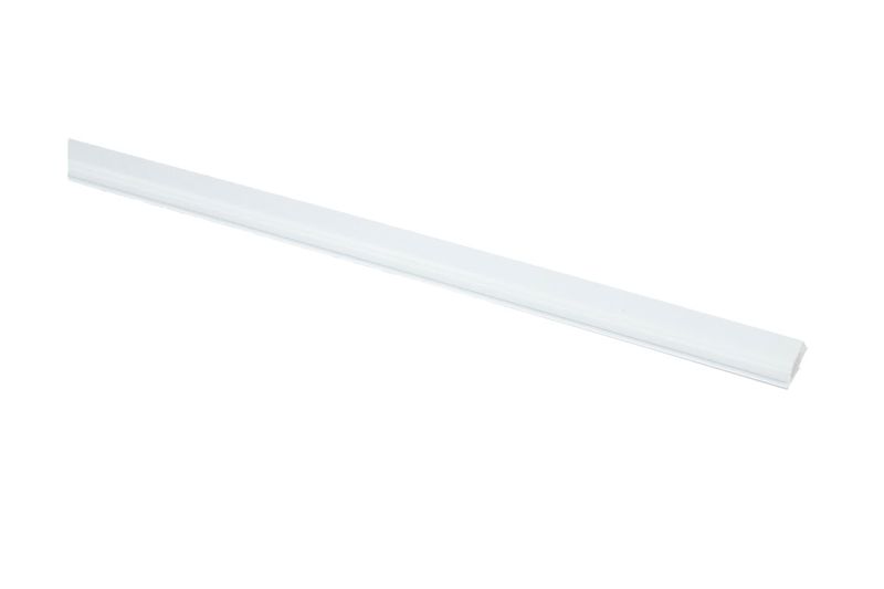 Canaleta blanca de 3/4 pulgada x 1/2 pulgada con adhesivo Newlink, vista lateral completa en ángulo diagonal
