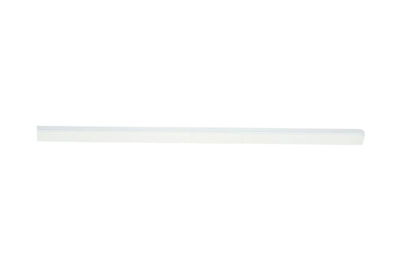 Canaleta blanca ancho-alto 3/4 pulg. x 1/2 pulg. con adhesivo Newlink, vista lateral completa sobre fondo blanco