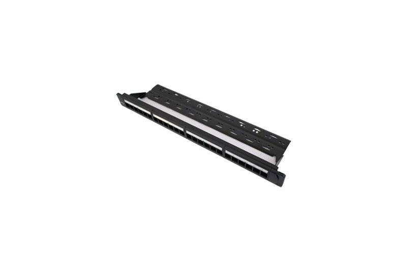 Patch panel de 24 puertos vacío Newlink, vista diagonal del panel negro con ranuras para módulos