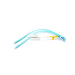 Patch cord duplex Newlink de 1 mts LC-LC OM3, detalle de los conectores blancos con identificadores amarillos