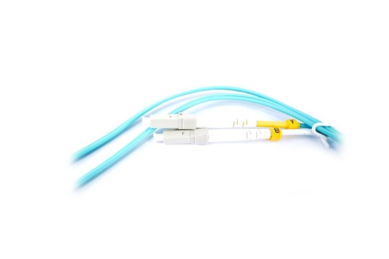 Patch cord duplex Newlink de 1 mts LC-LC OM3, detalle de los conectores blancos con identificadores amarillos