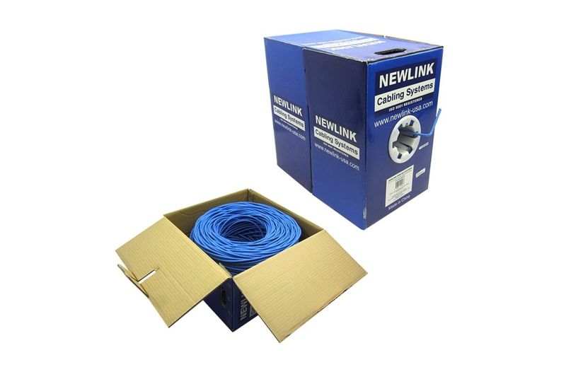 Cable UTP 4 pares caja Newlink azul CAT6 LSZH, rollo de cable azul dentro de su caja de cartón abierta junto a otra cerrada