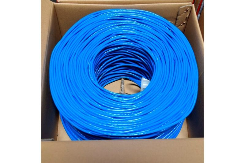 Cable UTP 4 pares Newlink azul Cat6 LSZH, rollo compactado dentro de su caja de cartón marrón
