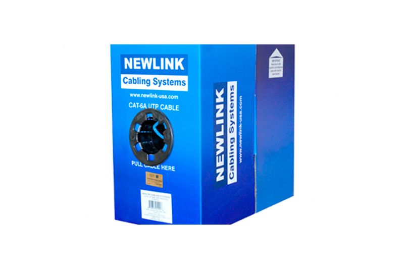 Cable UTP 4 pares caja Newlink gris CAT6 LSZH, vista lateral de la caja azul con detalle del cable en el centro
