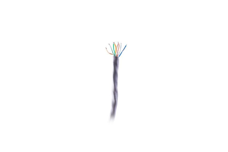 Cable UTP caja Draka gris Cat5e CM, detalle del extremo pelado mostrando los hilos internos de colores