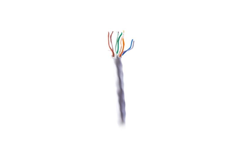 Cable UTP caja Draka gris Cat6 CM, primer plano del extremo pelado mostrando los pares de hilos de colores internos